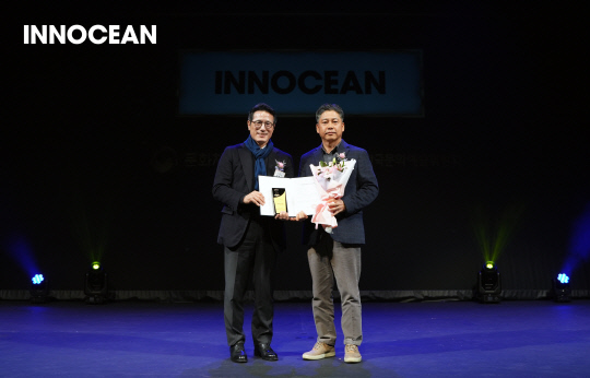 박진(오른쪽) 이노션 전무와 정병국 한국문화예술위원회 위원장이 '문화예술후원 우수기관' 선정 후 기념사진을 찍고 있다. 이노션 제공